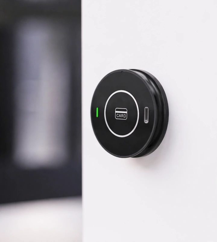 Elektronický skrinkový zámok - RFID karta, APP, ONLINE / Autonomne